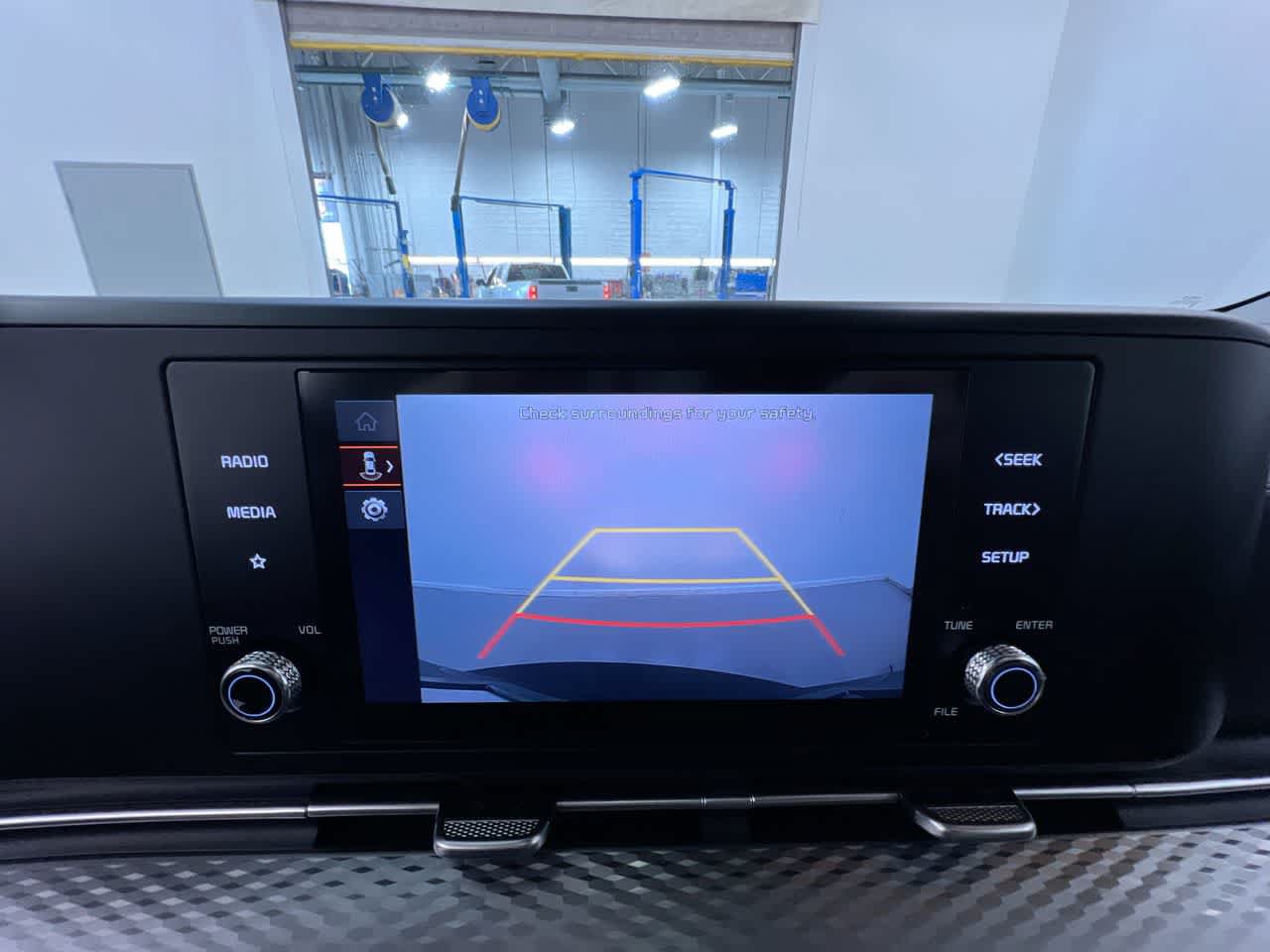 Used 2024 Kia Carnival LX FWD image 28