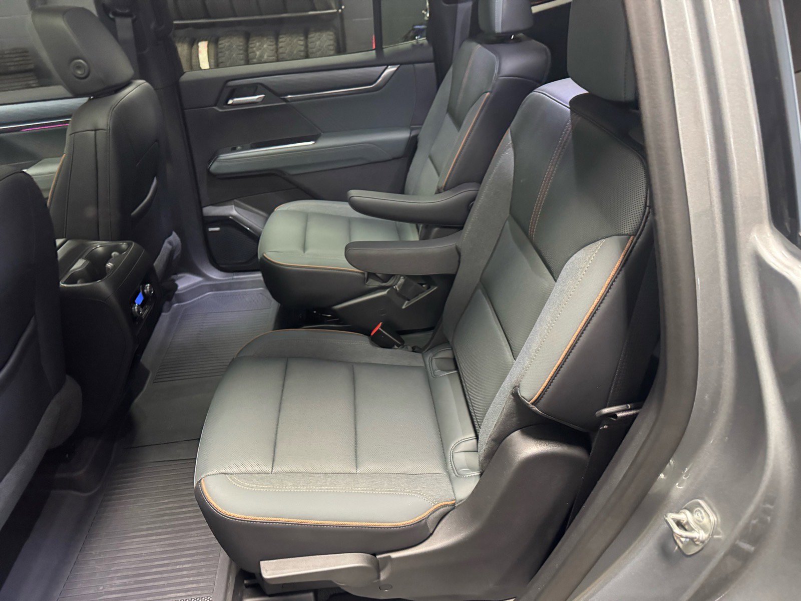 Used 2024 GMC Acadia AT4 w/ Luxury Package image 11