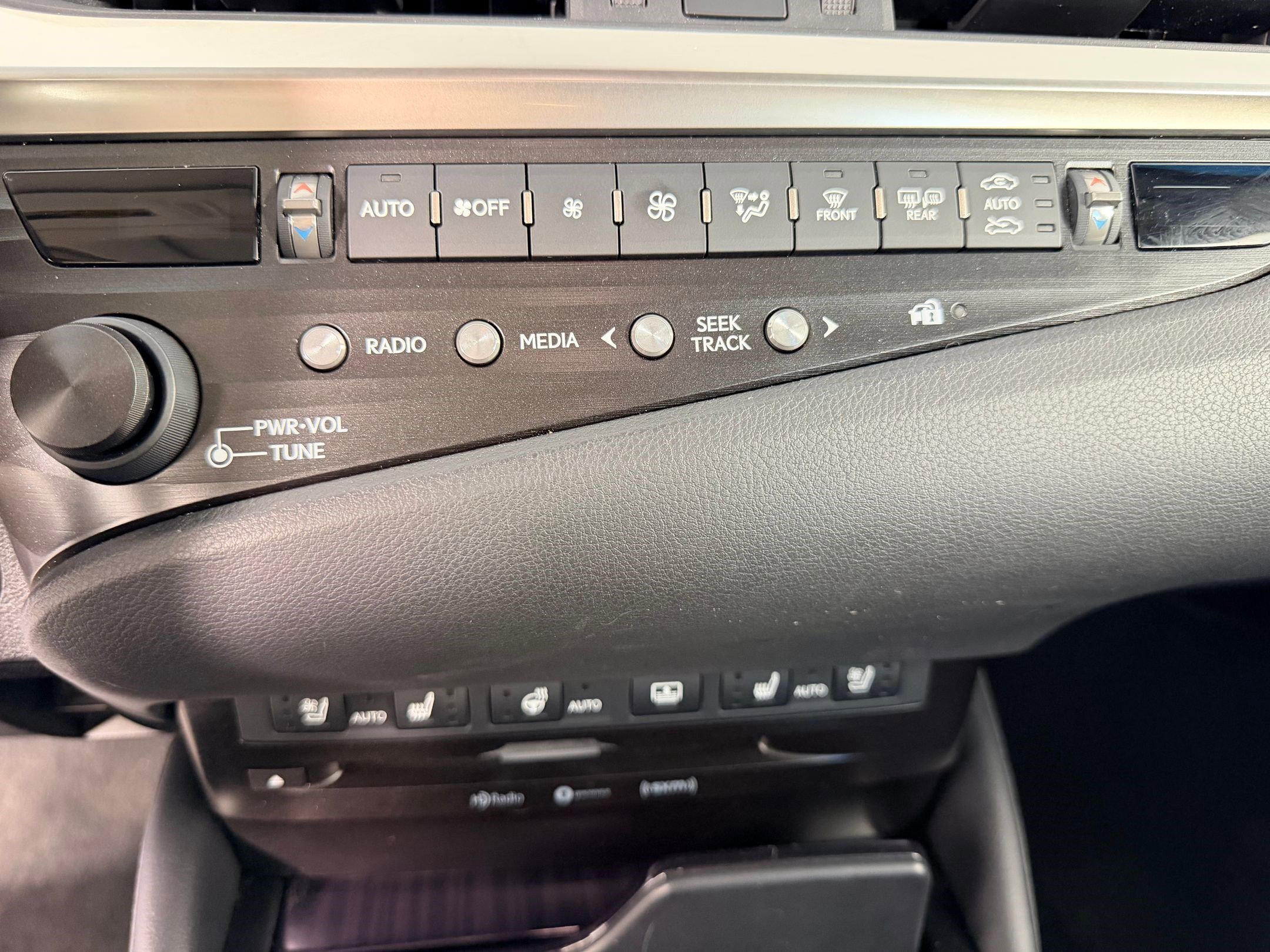 Used 2020 Lexus ES 300h w/ Luxury Package FWD image 18
