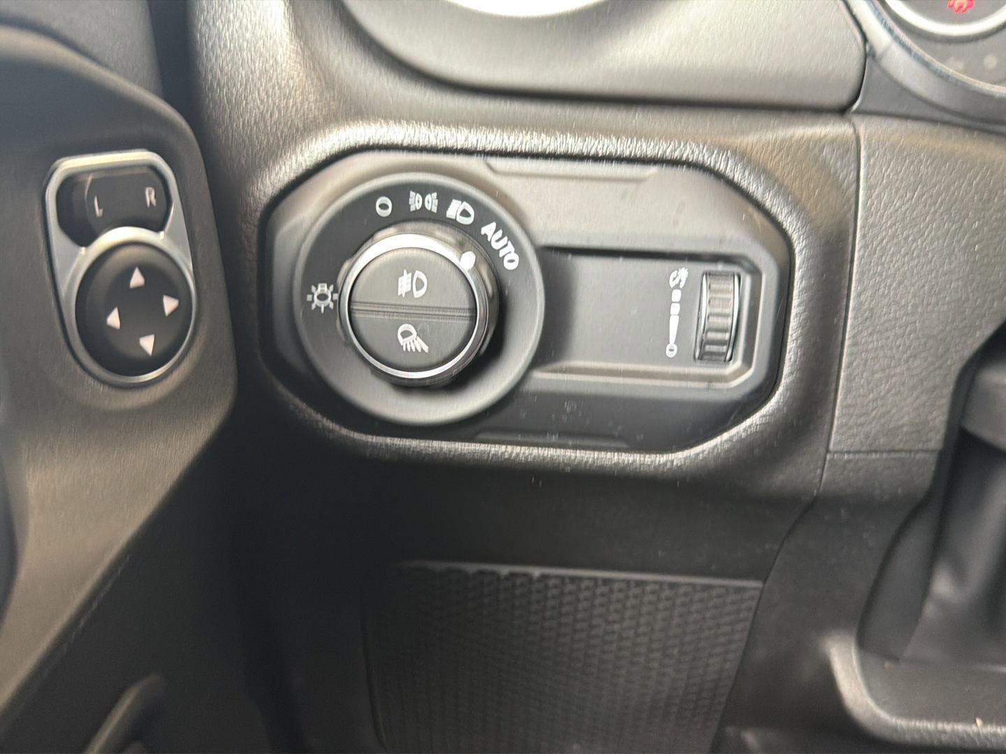 Used 2023 Jeep Gladiator Sport image 18