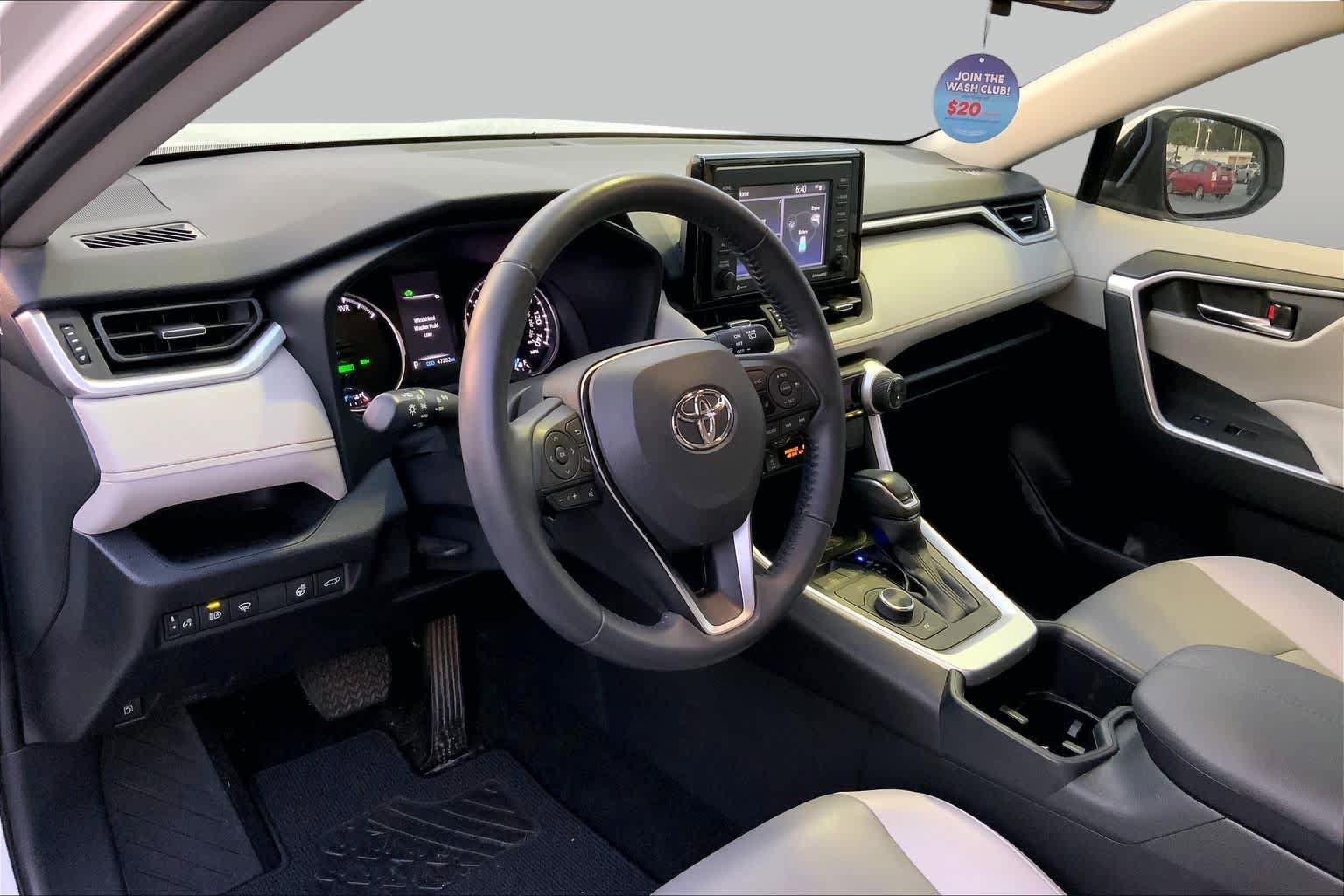 Used 2022 Toyota RAV4 XLE Premium AWD/4WD image 17