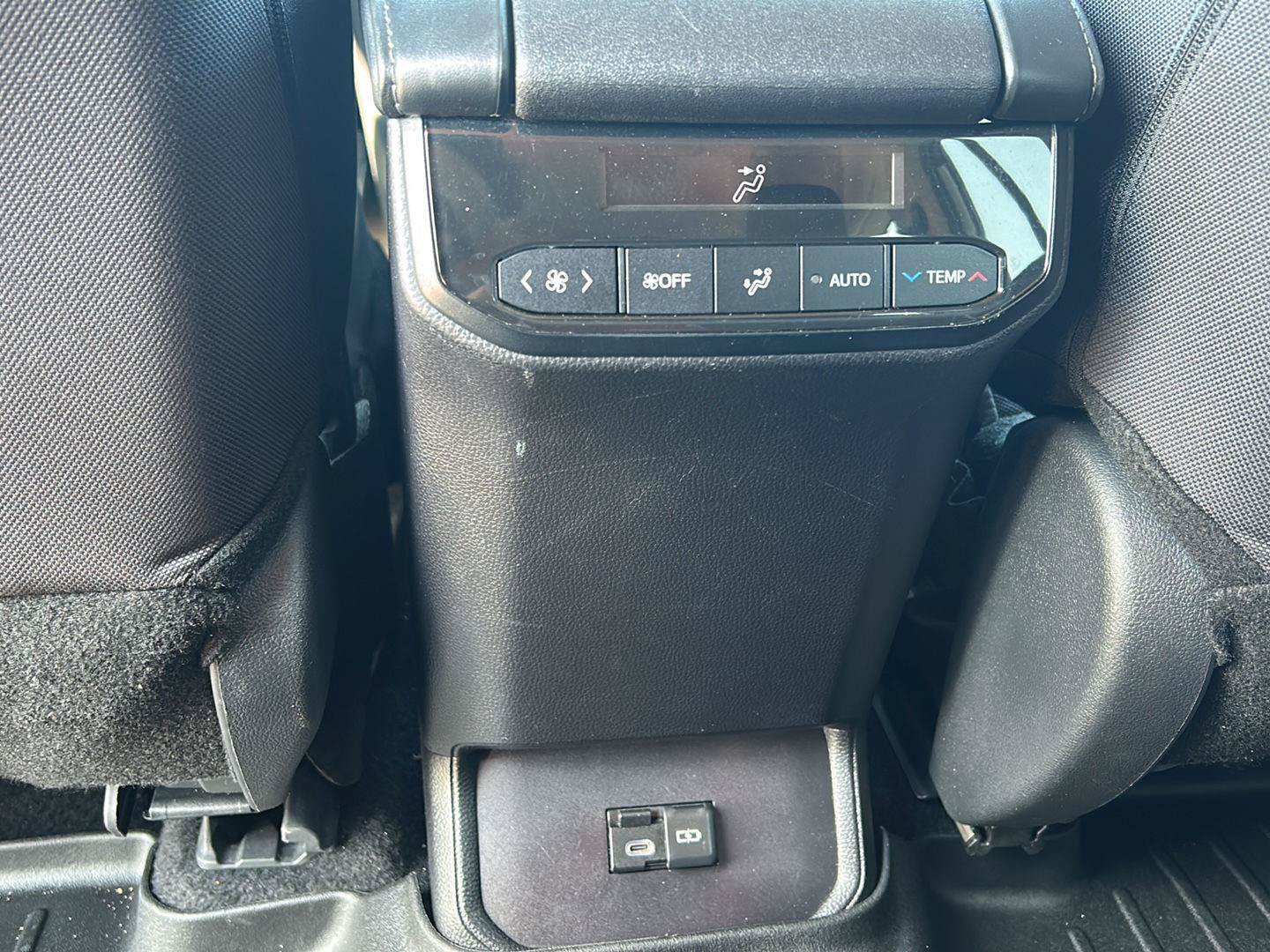 Used 2024 Toyota Highlander LE AWD/4WD image 22