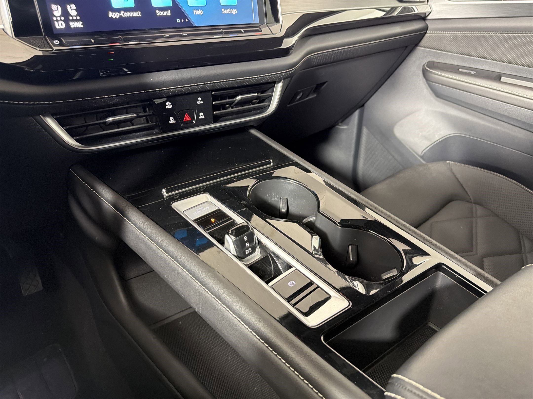 Used 2025 Volkswagen Atlas Cross Sport SE image 23