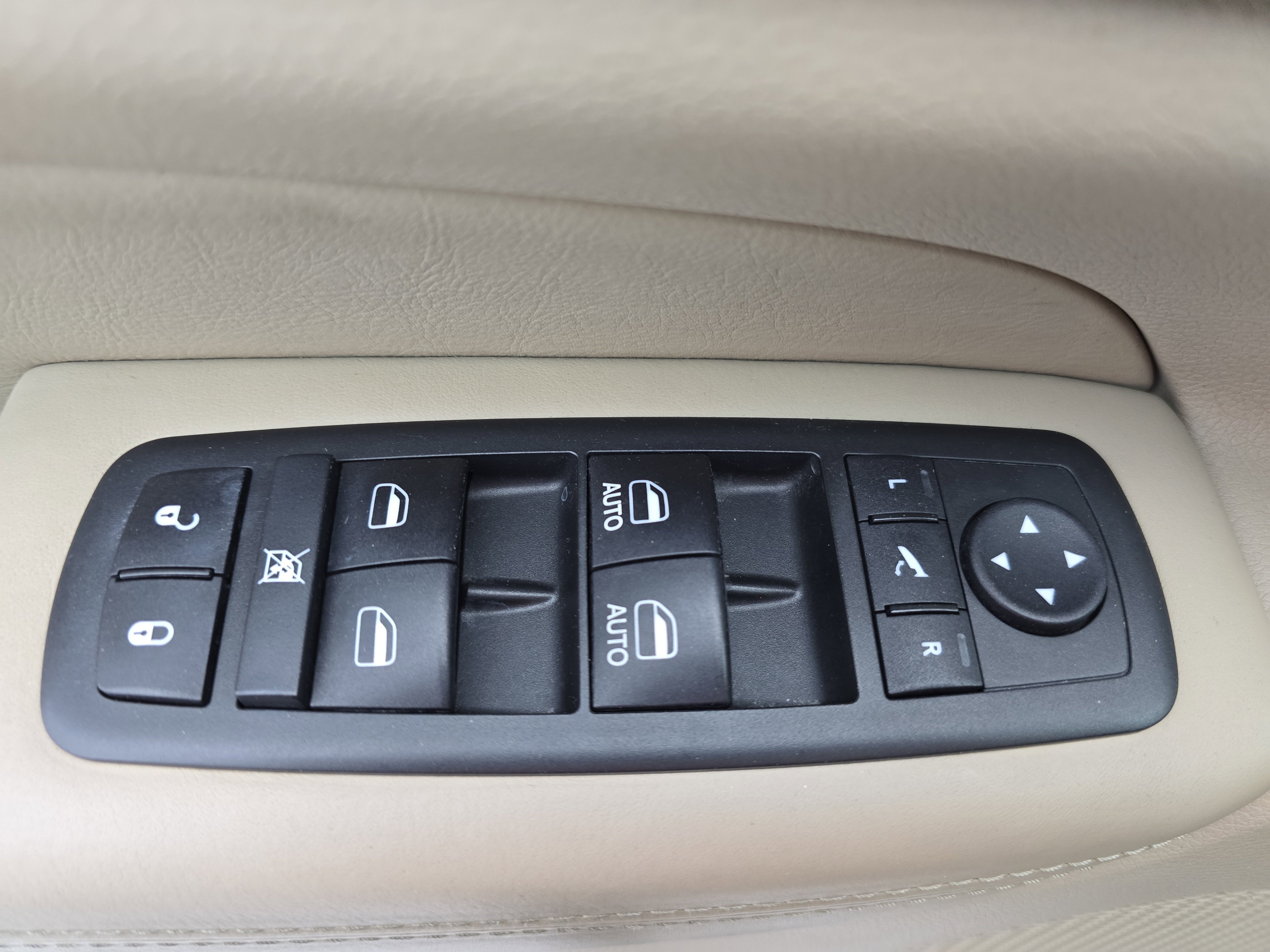 Used 2014 Jeep Grand Cherokee Overland image 28