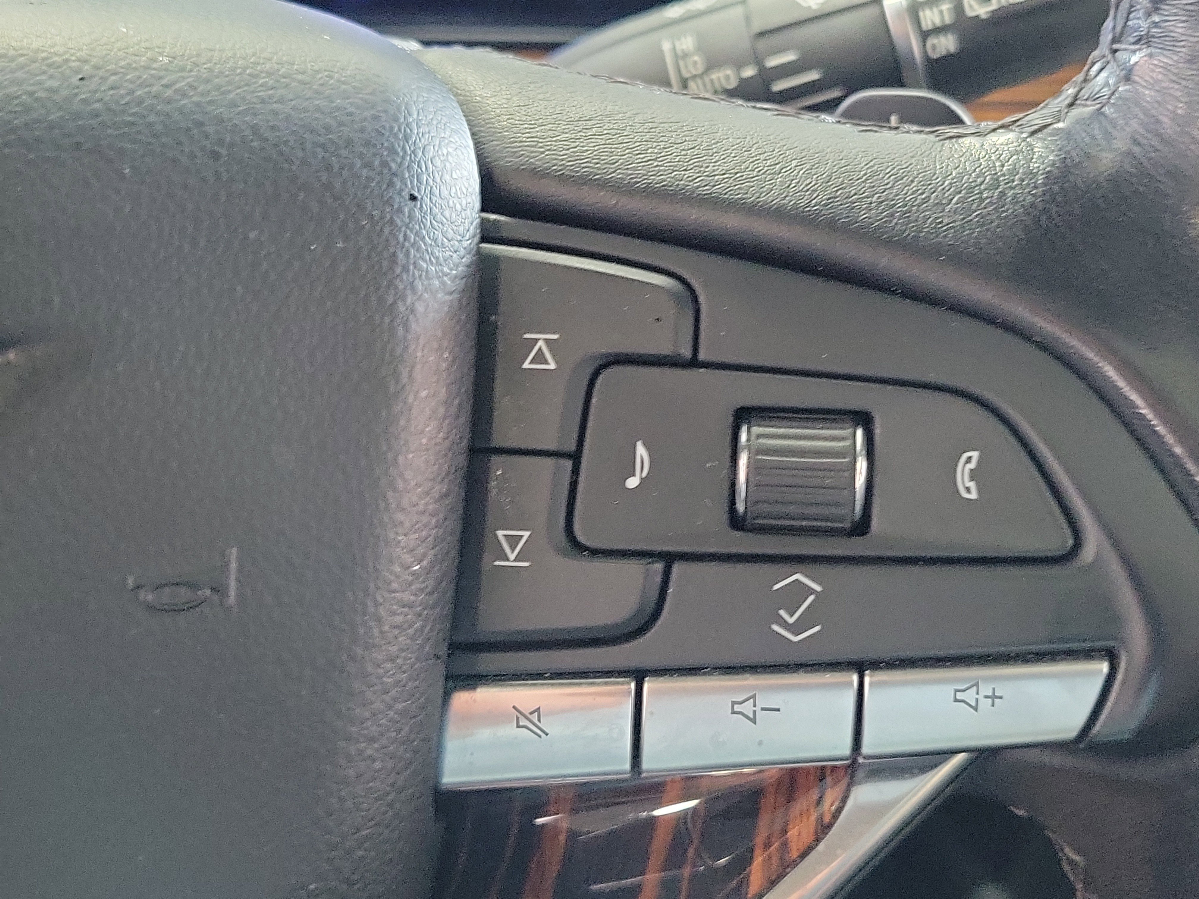 Used 2022 Cadillac Escalade ESV Premium Luxury w/ Performance Package AWD/4WD image 26