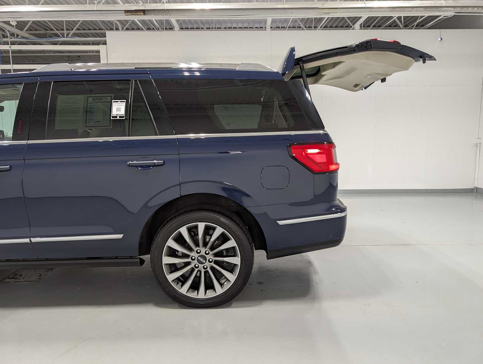 Used 2020 Lincoln Navigator Reserve w/ Luxury Package AWD/4WD image 11