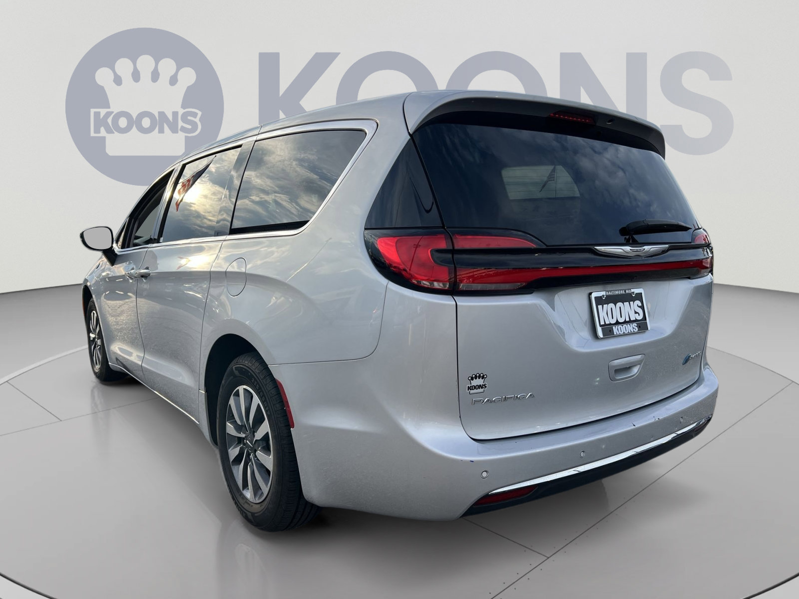 Used 2024 Chrysler Pacifica Limited FWD image 4