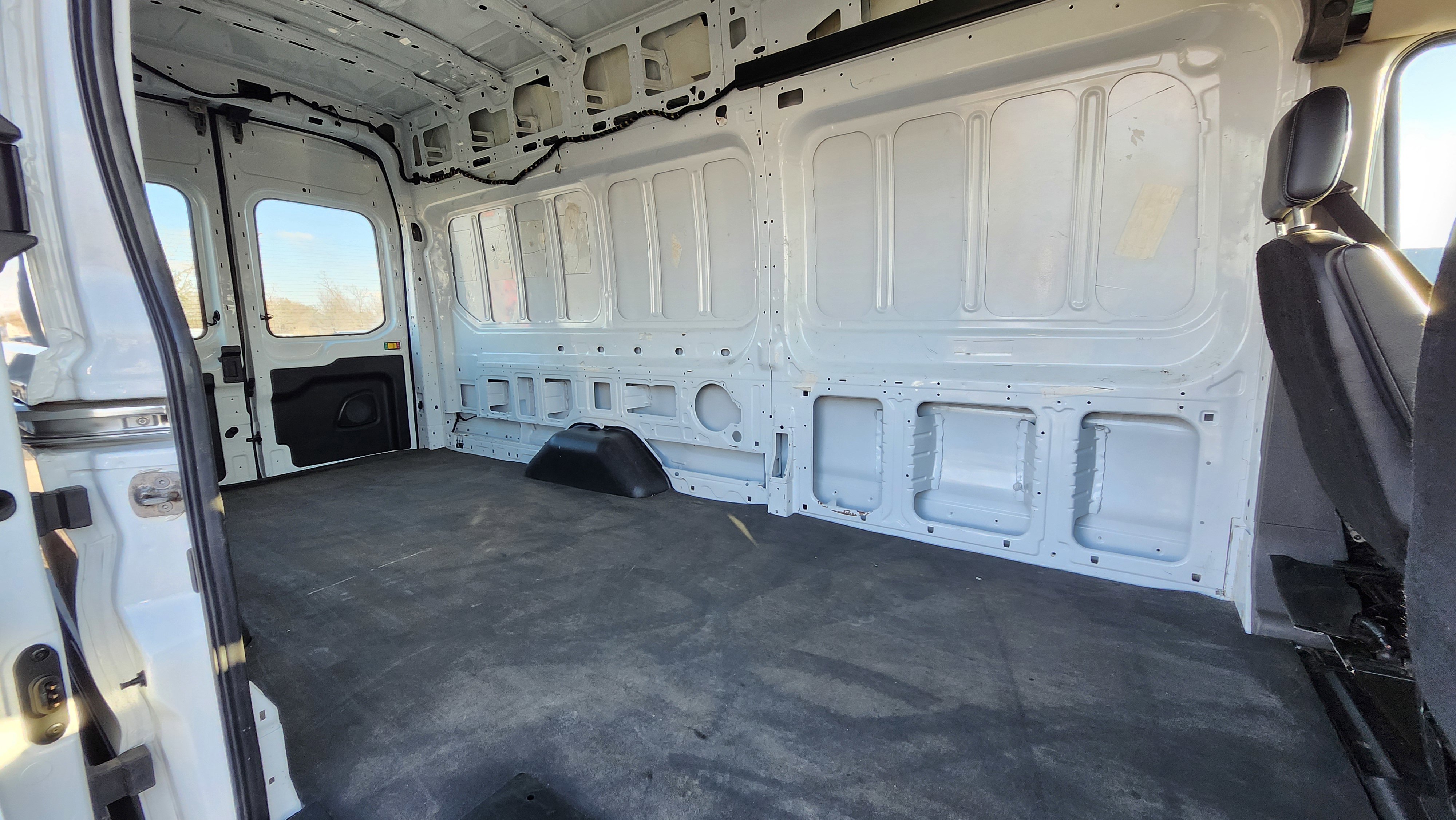 Used 2022 Ford E-Transit 148 High Roof Extended image 18