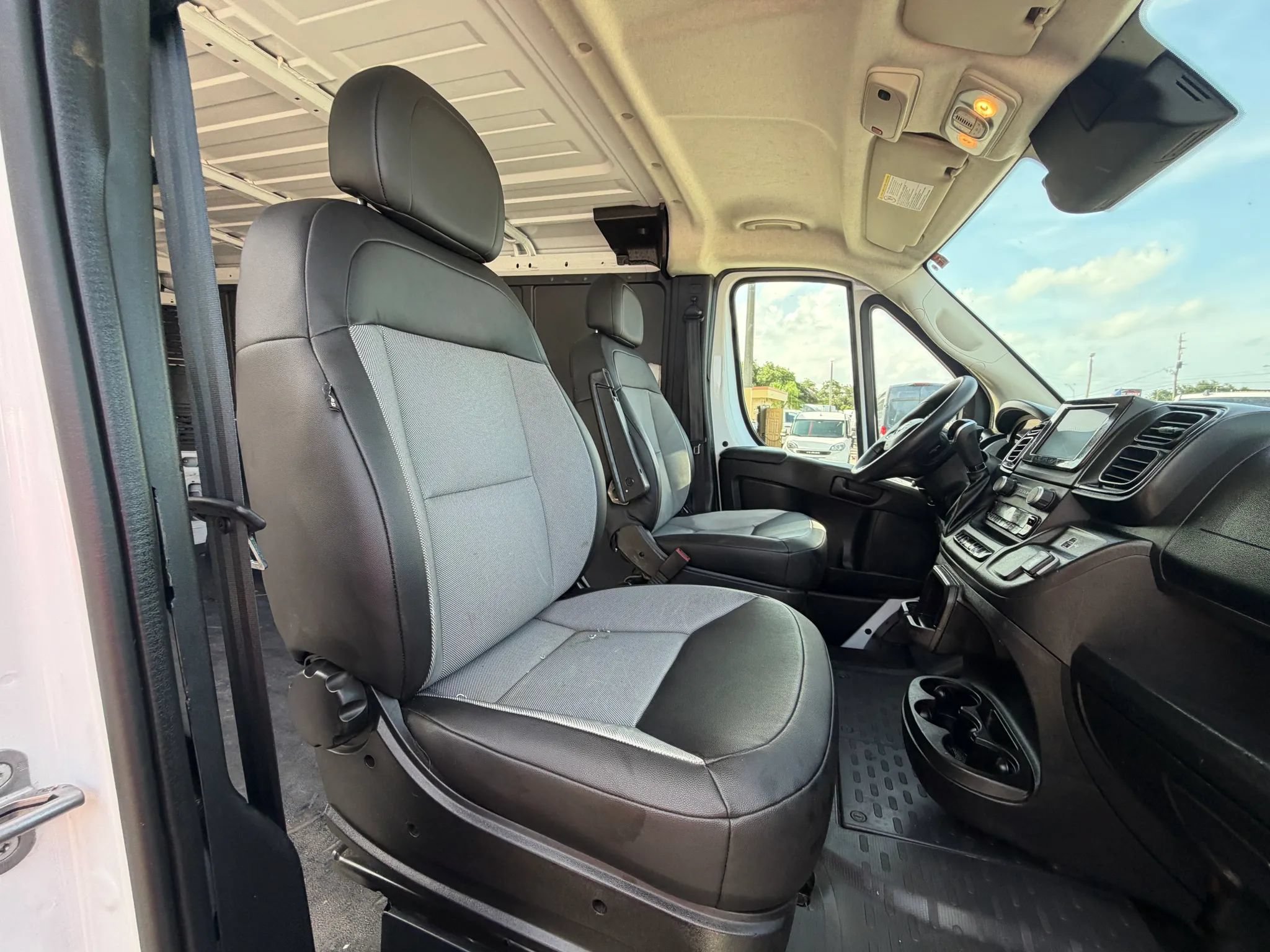 Used 2025 RAM ProMaster 2500 w/ Convenience Group FWD image 18