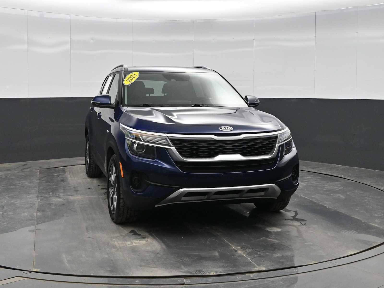 Used 2021 Kia Seltos EX image 2