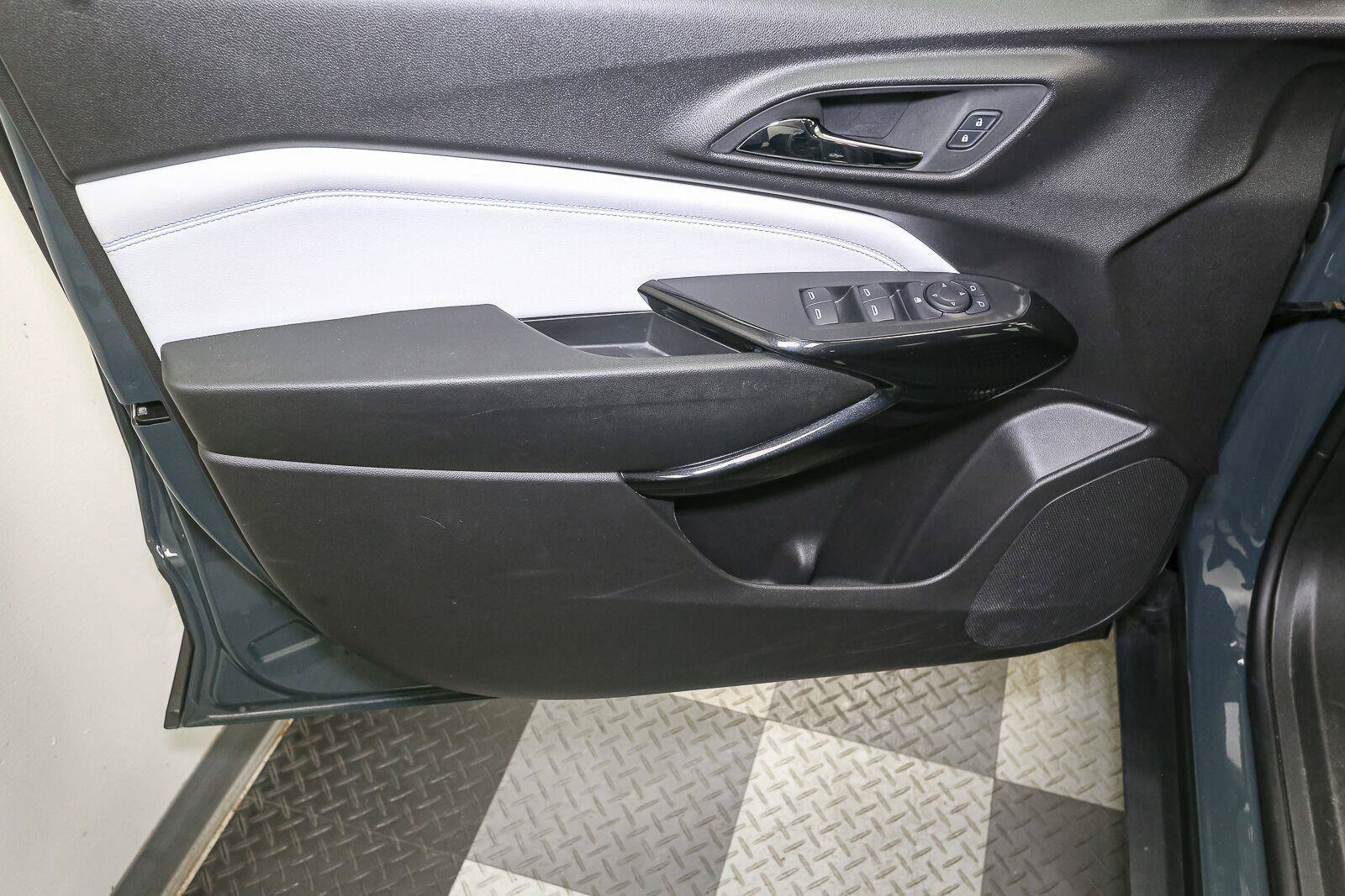 Used 2025 Chevrolet Trax LT FWD image 37
