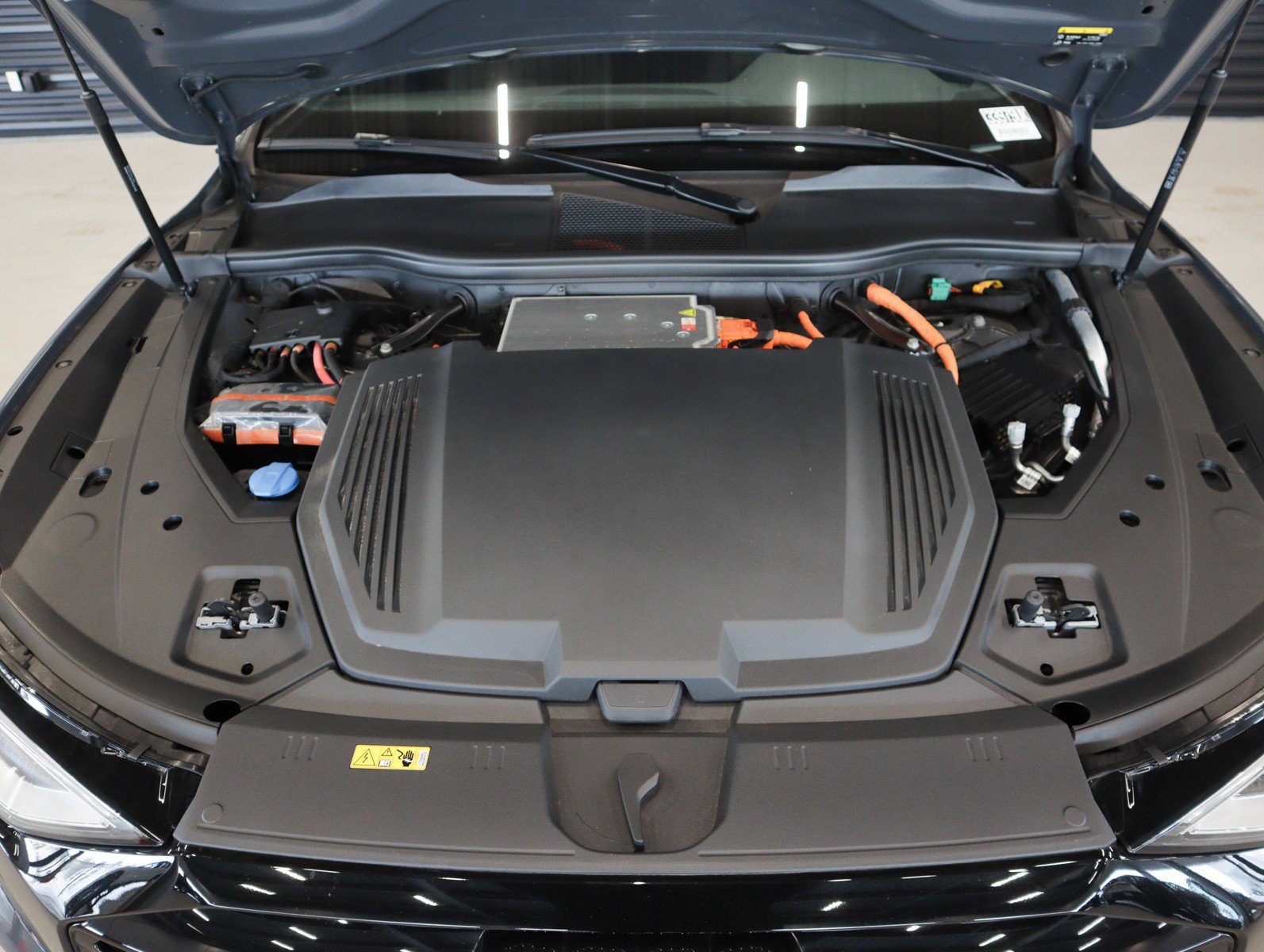 Used 2024 Audi Q8 e-tron Premium Plus image 4