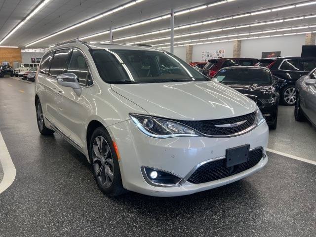 Used 2019 Chrysler Pacifica Limited w/ Tire & Wheel Group FWD image 4