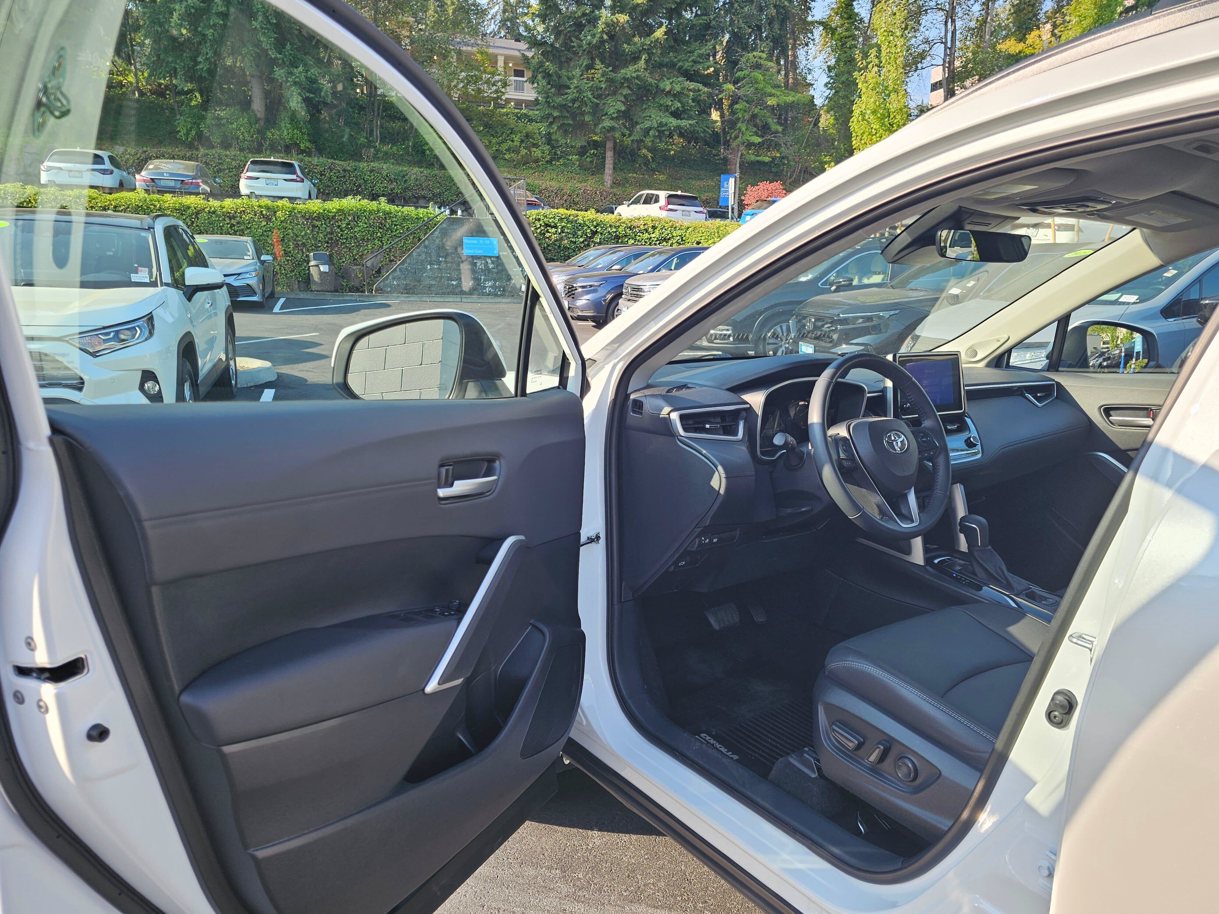 Used 2023 Toyota Corolla Cross XLE w/ Convenience Package AWD/4WD image 23