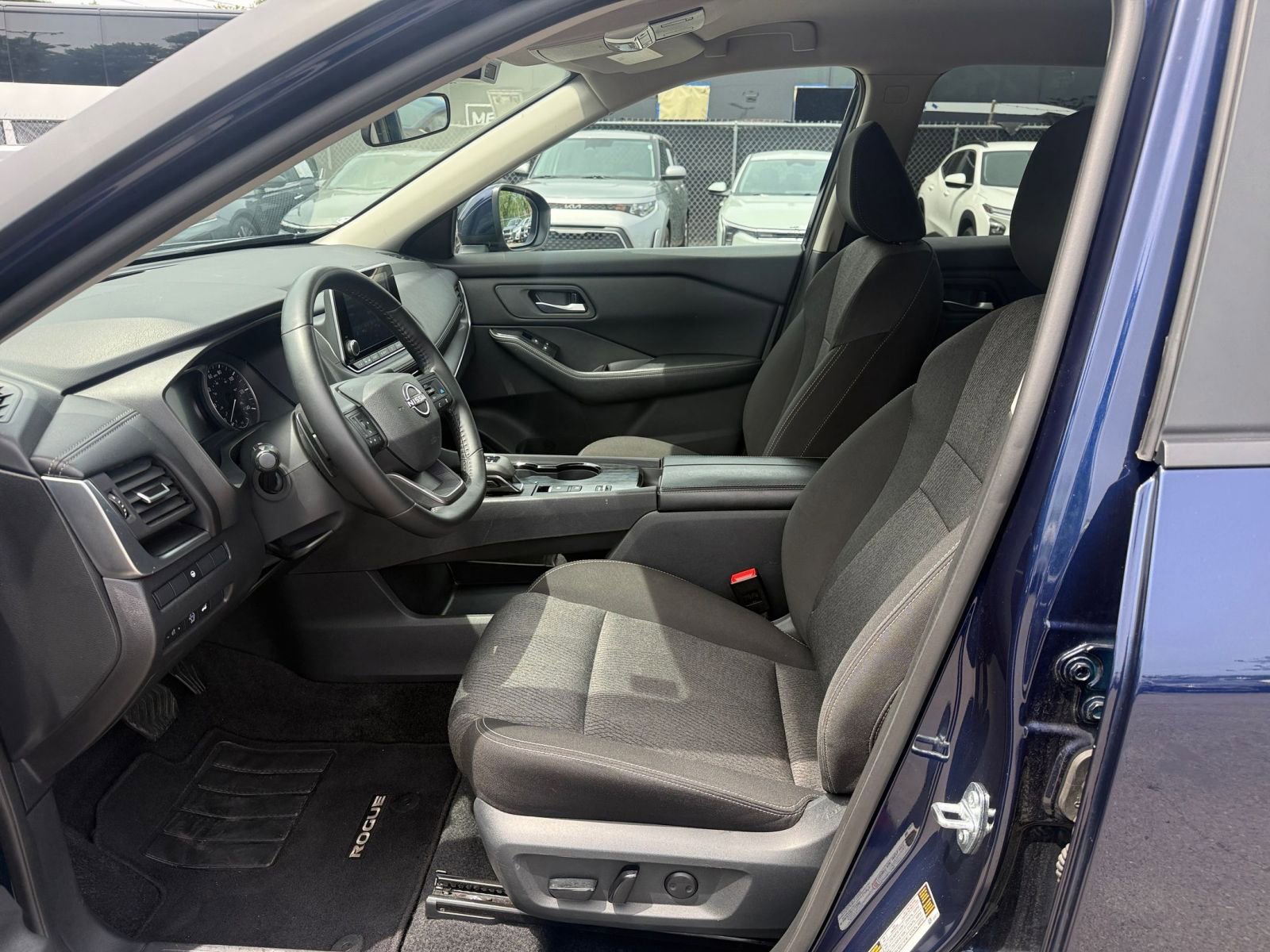 Used 2025 Nissan Rogue SV FWD image 28