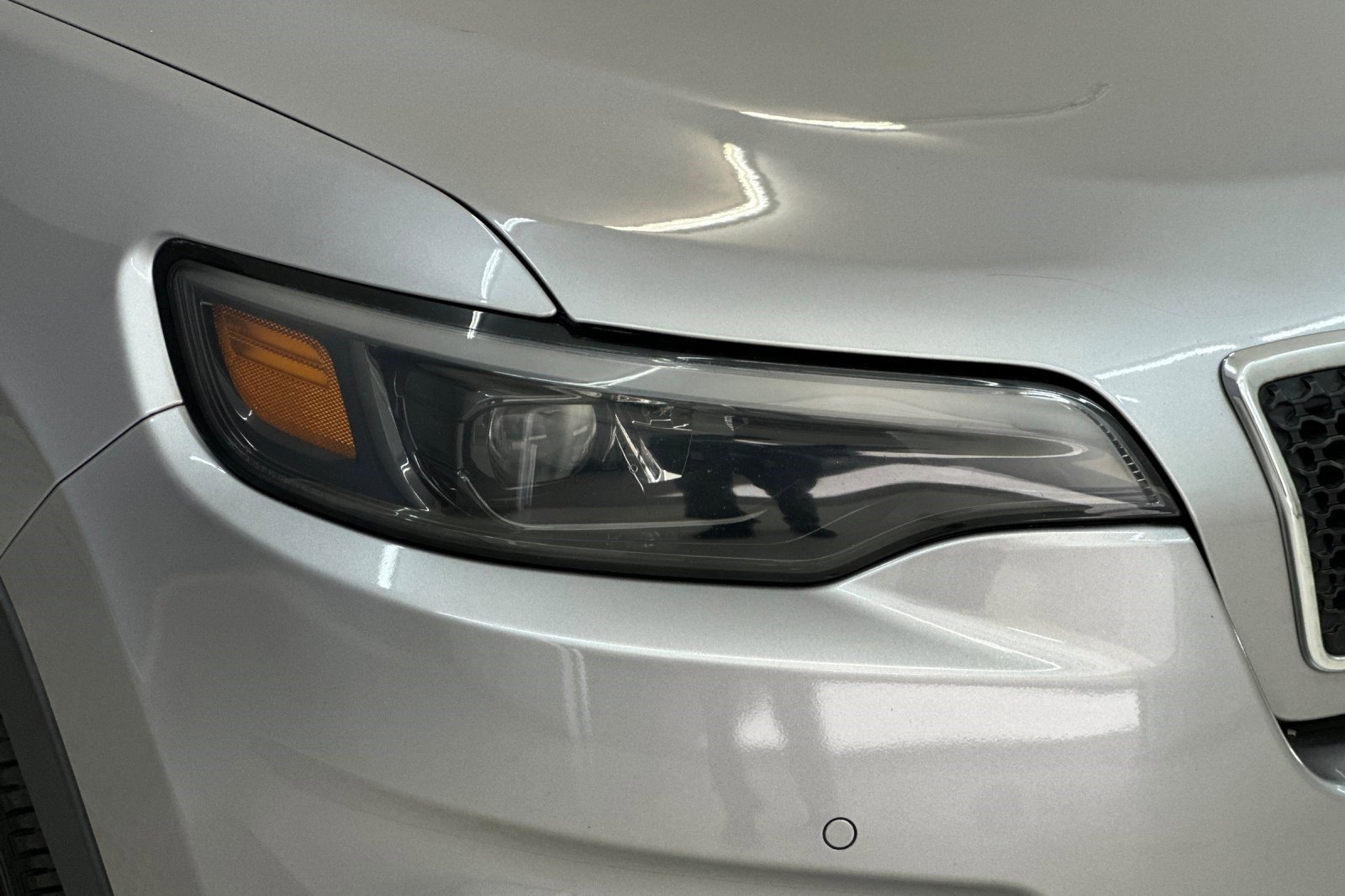 Used 2019 Jeep Cherokee Limited w/ Technology Group image 11