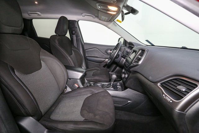 Used 2019 Jeep Cherokee Latitude w/ Cold Weather Group image 17