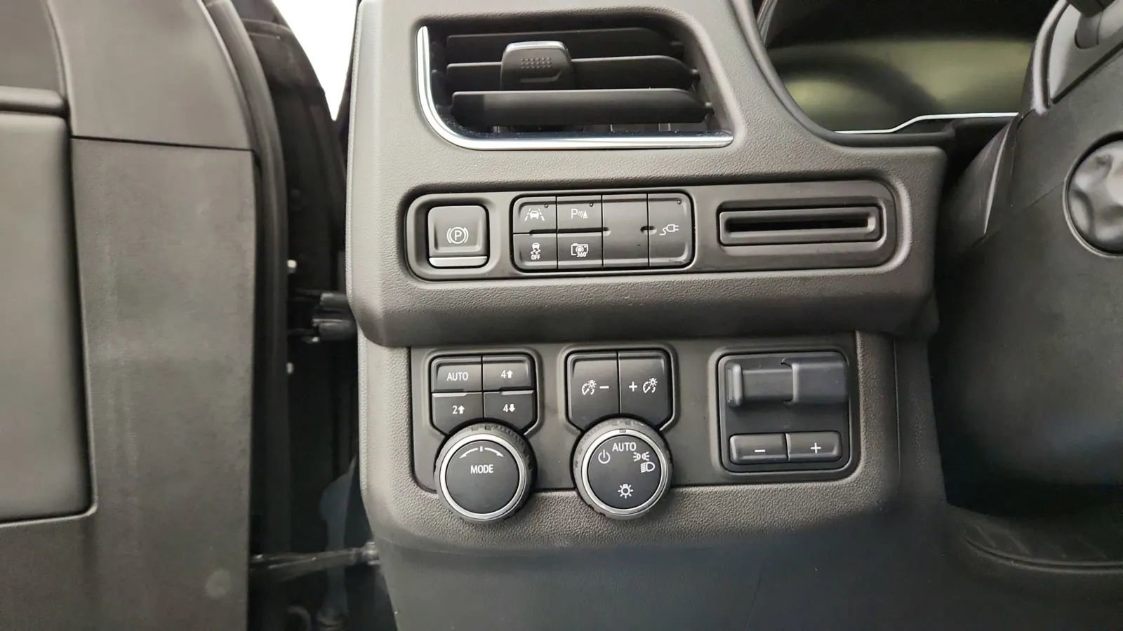 Used 2022 Chevrolet Suburban RST w/ Sport Performance Package image 34