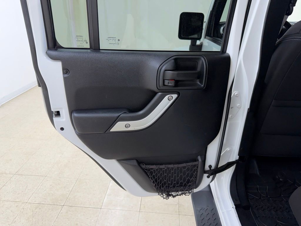 Used 2016 Jeep Wrangler Unlimited Sahara w/ Connectivity Group image 15