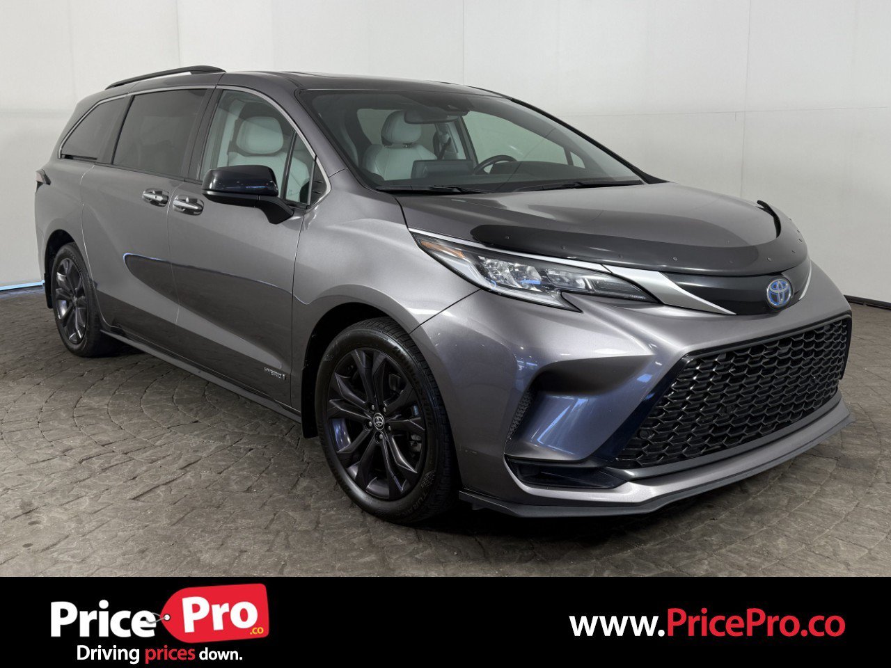 Used 2021 Toyota Sienna XLE FWD image 1