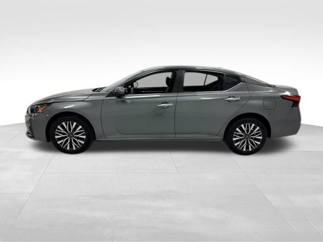 Used 2023 Nissan Altima 2.5 SV w/ SV Premium Package image 3