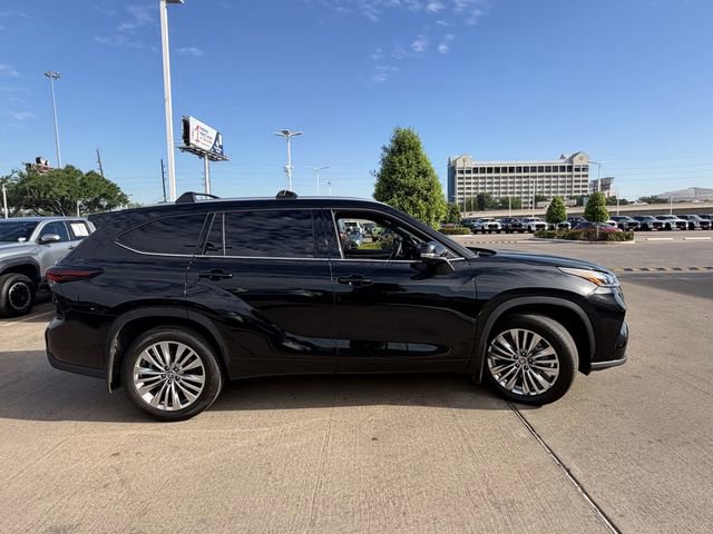 Used 2025 Toyota Highlander Platinum image 4