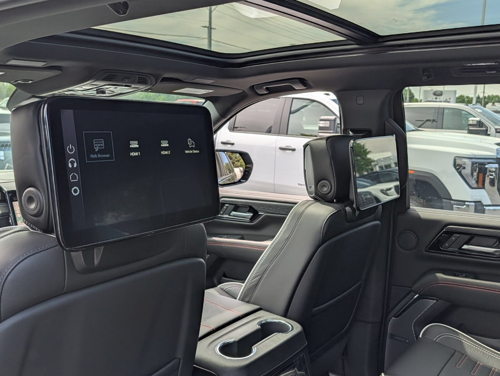 New 2026 GMC Yukon AT4 Ultimate w/ LPO, Floor Liner Package AWD/4WD image 8