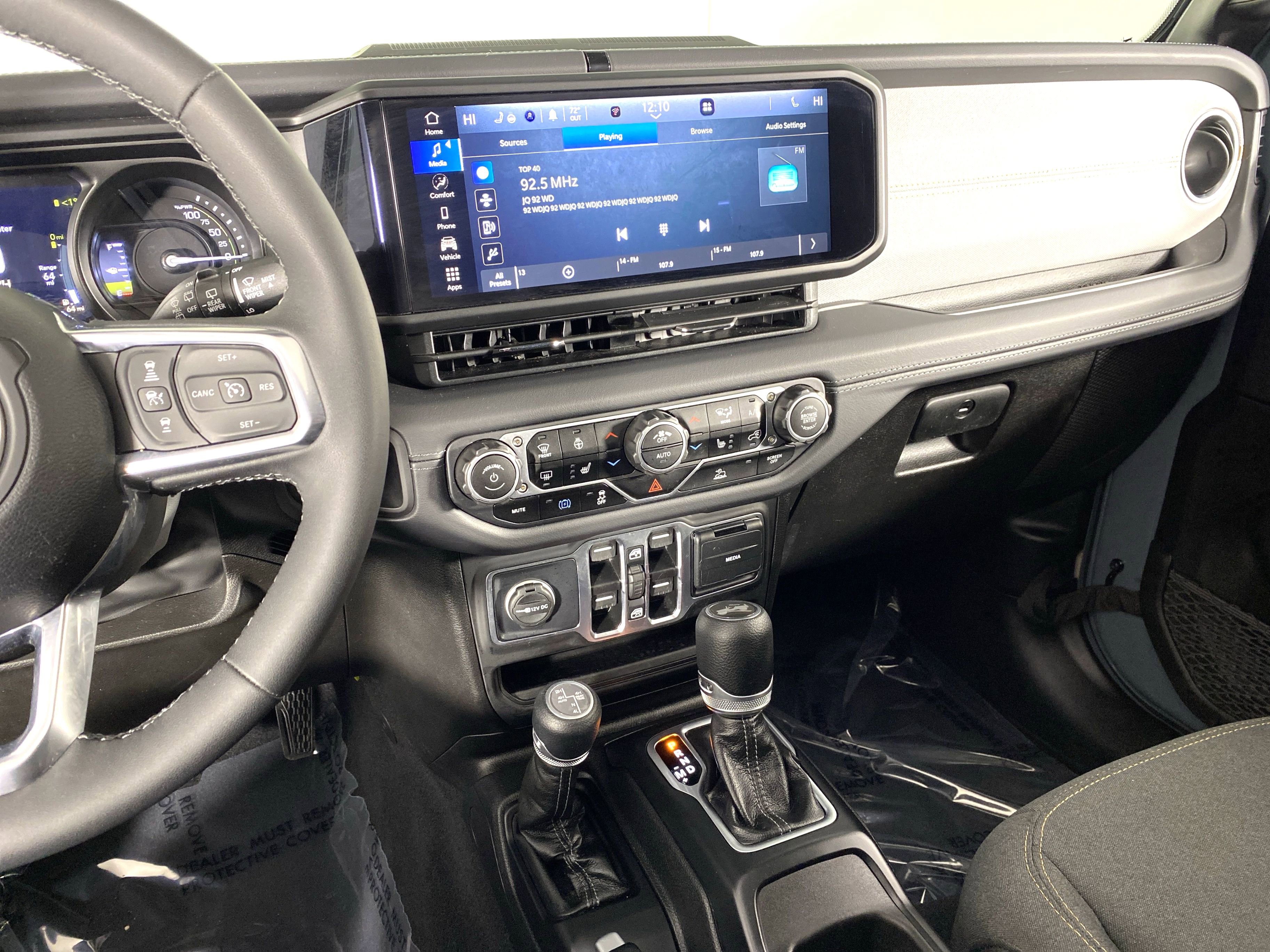 Used 2025 Jeep Wrangler Sahara image 27