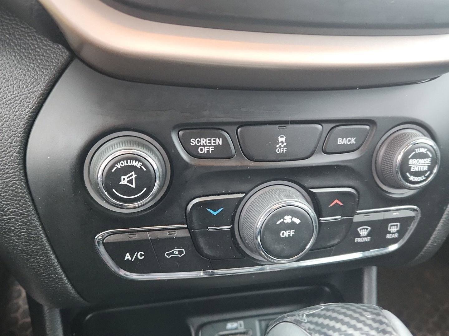 Used 2014 Jeep Cherokee Latitude w/ Cold Weather Group image 16