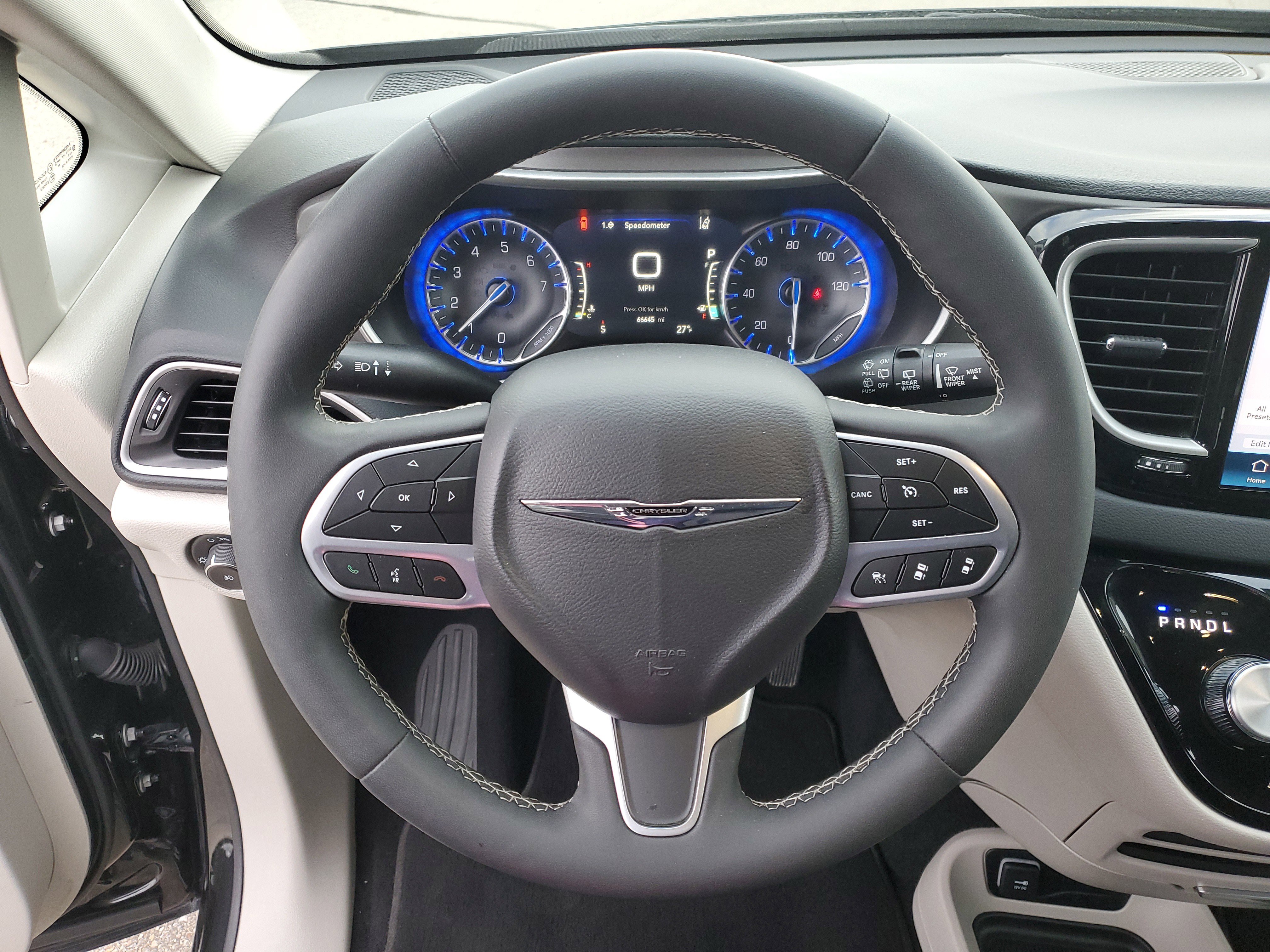 Used 2023 Chrysler Pacifica Touring-L image 21