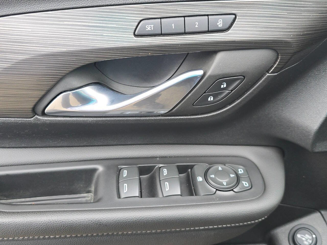 Used 2023 GMC Terrain SLT image 32