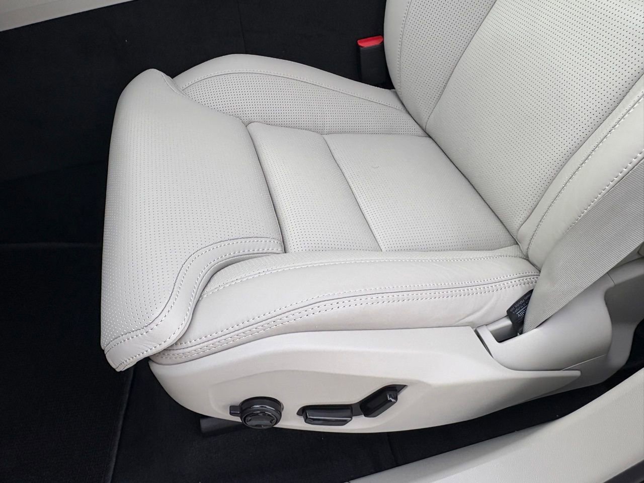 New 2026 Volvo XC60 B5 Ultra w/ Protection Package Premier image 17