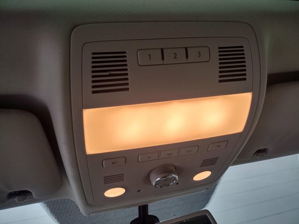 Used 2012 Volkswagen Touareg TDI image 26