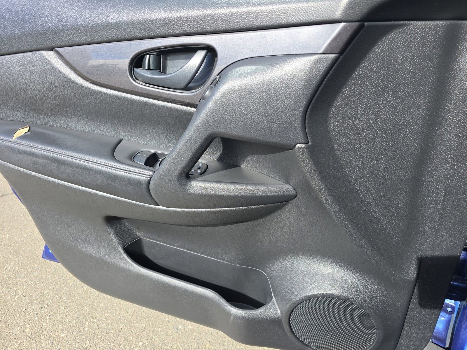 Used 2020 Nissan Rogue S image 30