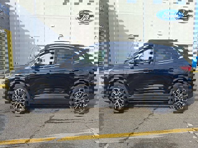 Certified 2024 Ford Escape SE w/ PHEV Premium Package image 2