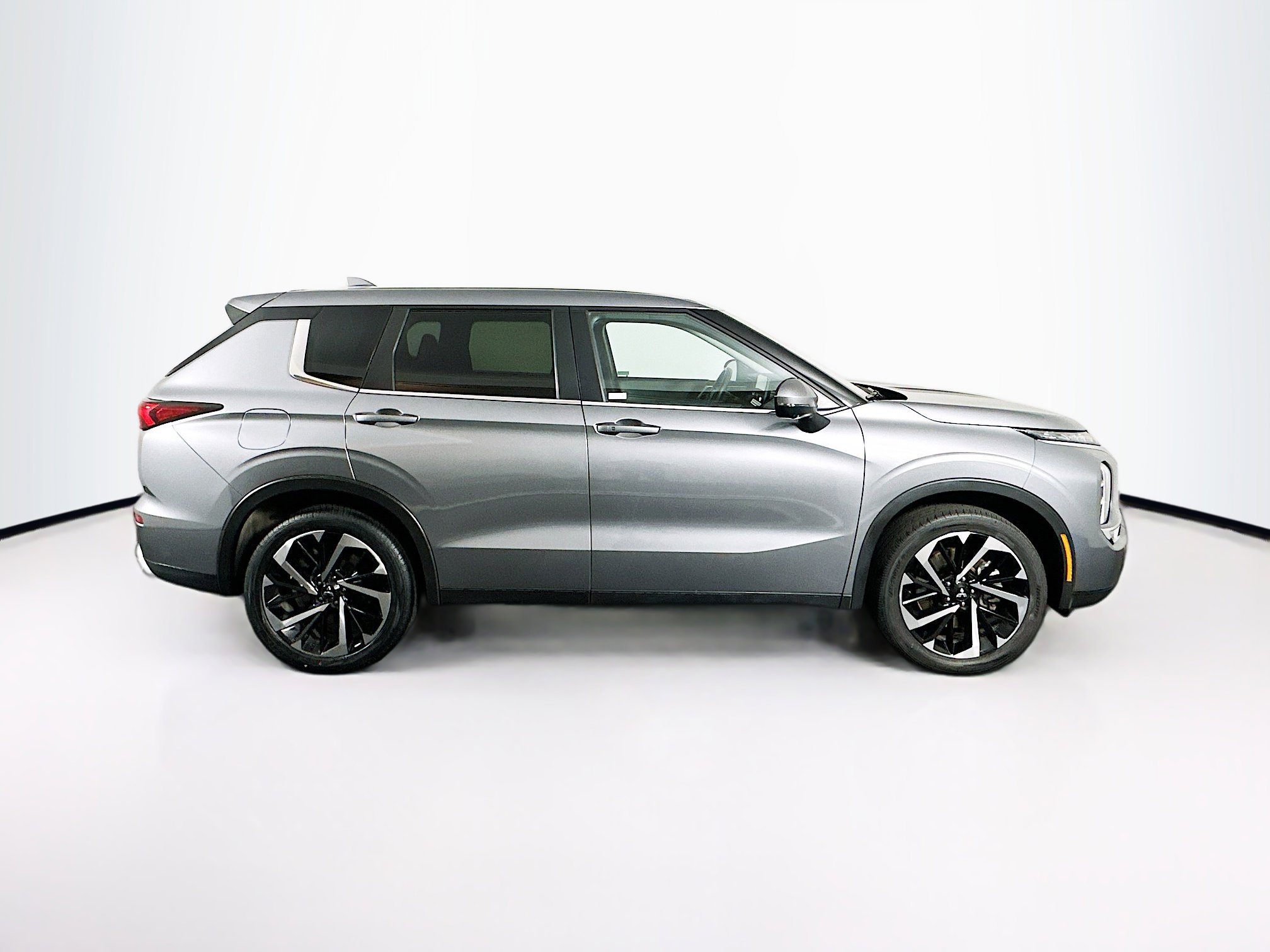 Used 2024 Mitsubishi Outlander SE image 10