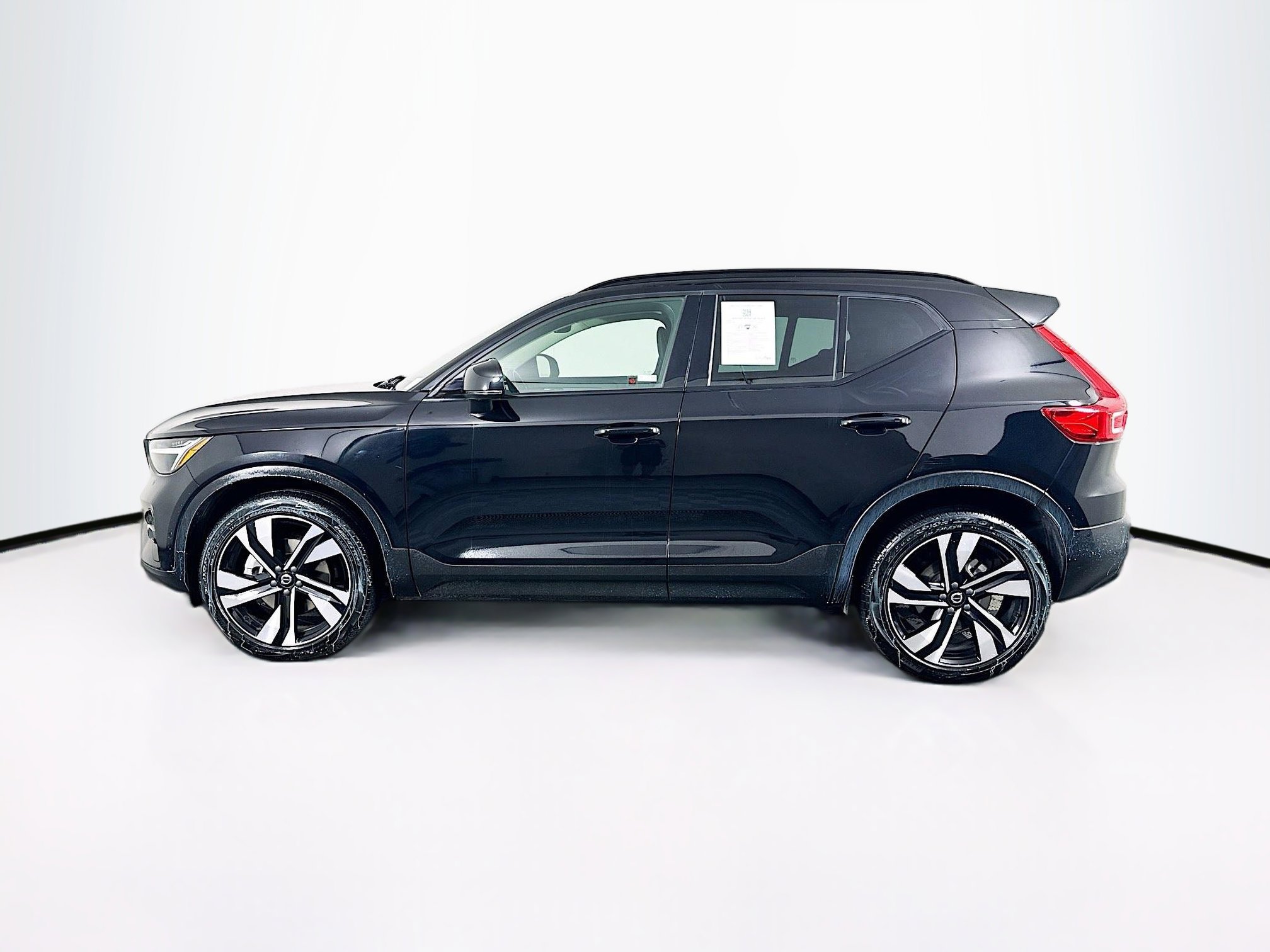 Used 2025 Volvo XC40 B5 Plus image 4