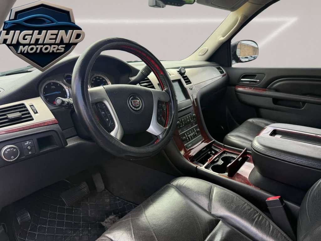 Used 2012 Cadillac Escalade Luxury AWD/4WD image 12