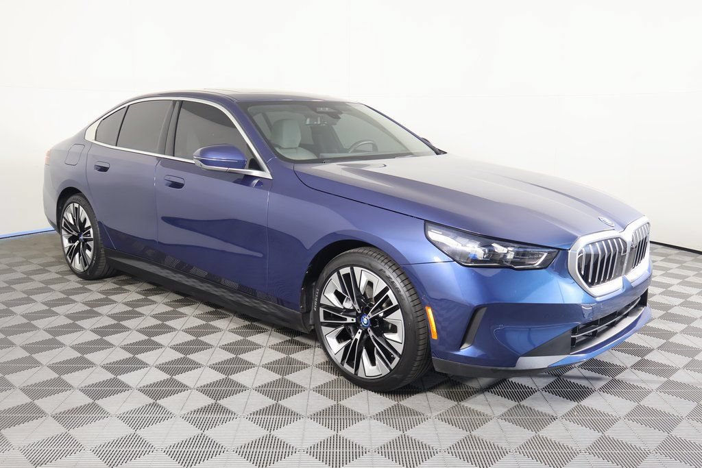 Used 2024 BMW i5 eDrive40i w/ Premium Package RWD image 3