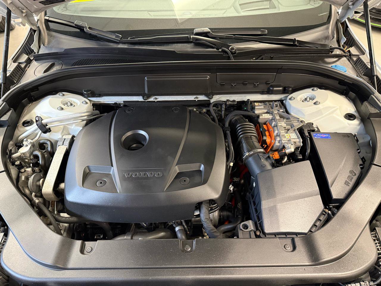 Used 2019 Volvo XC60 T8 R-Design w/ Advanced Package AWD/4WD image 22