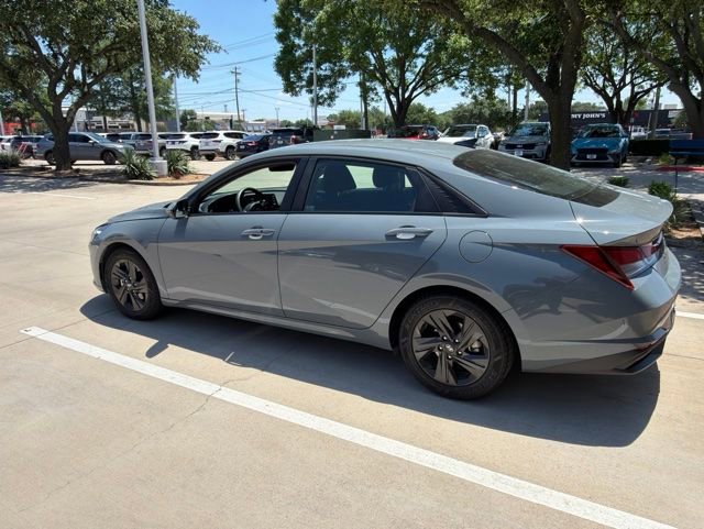 Used 2022 Hyundai Elantra SEL w/ Cargo Package FWD image 4