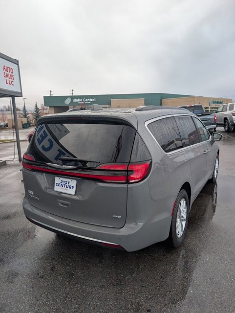 Used 2022 Chrysler Pacifica Touring image 9