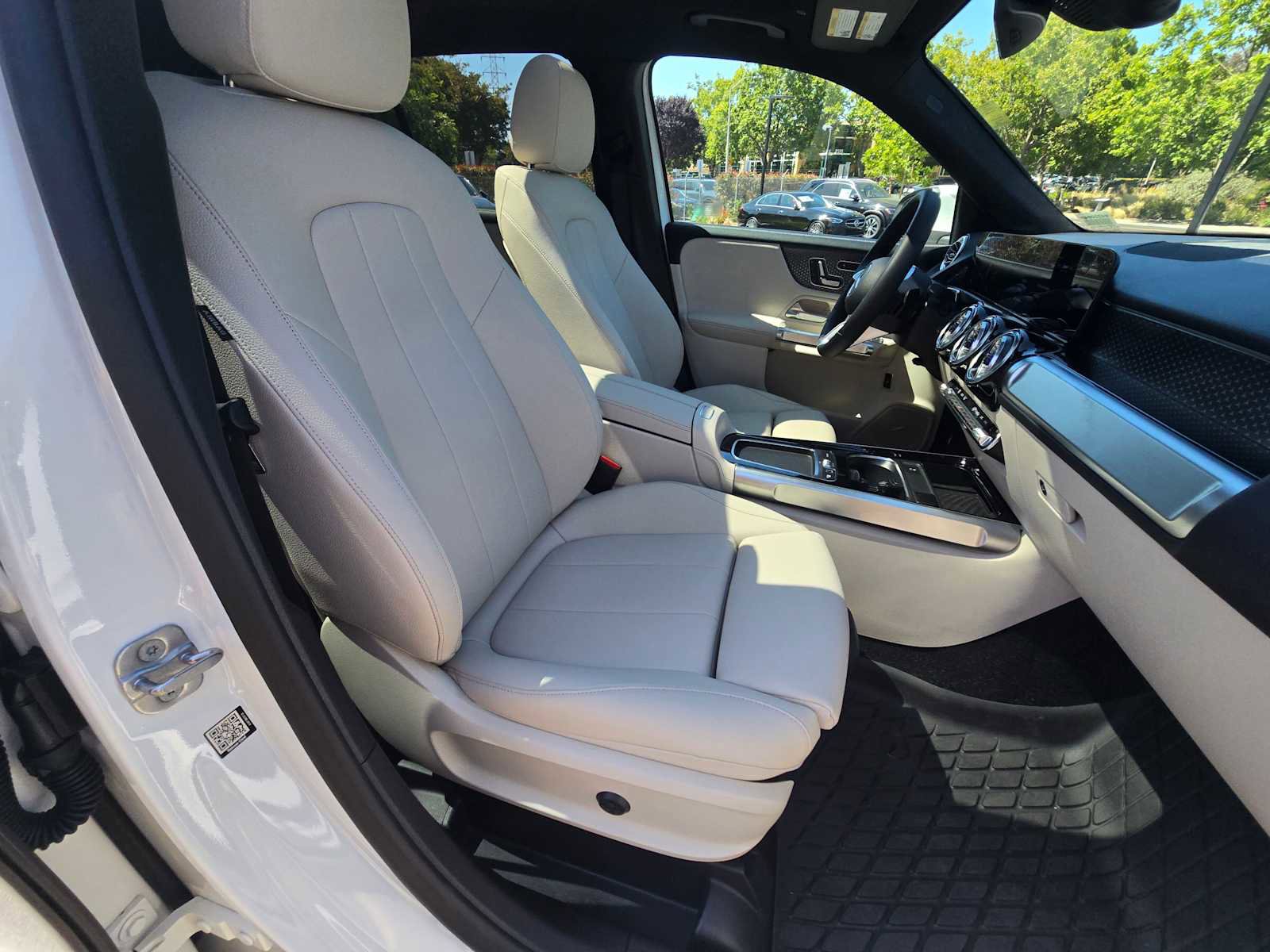 Used 2025 Mercedes-Benz GLB 250 4MATIC image 11