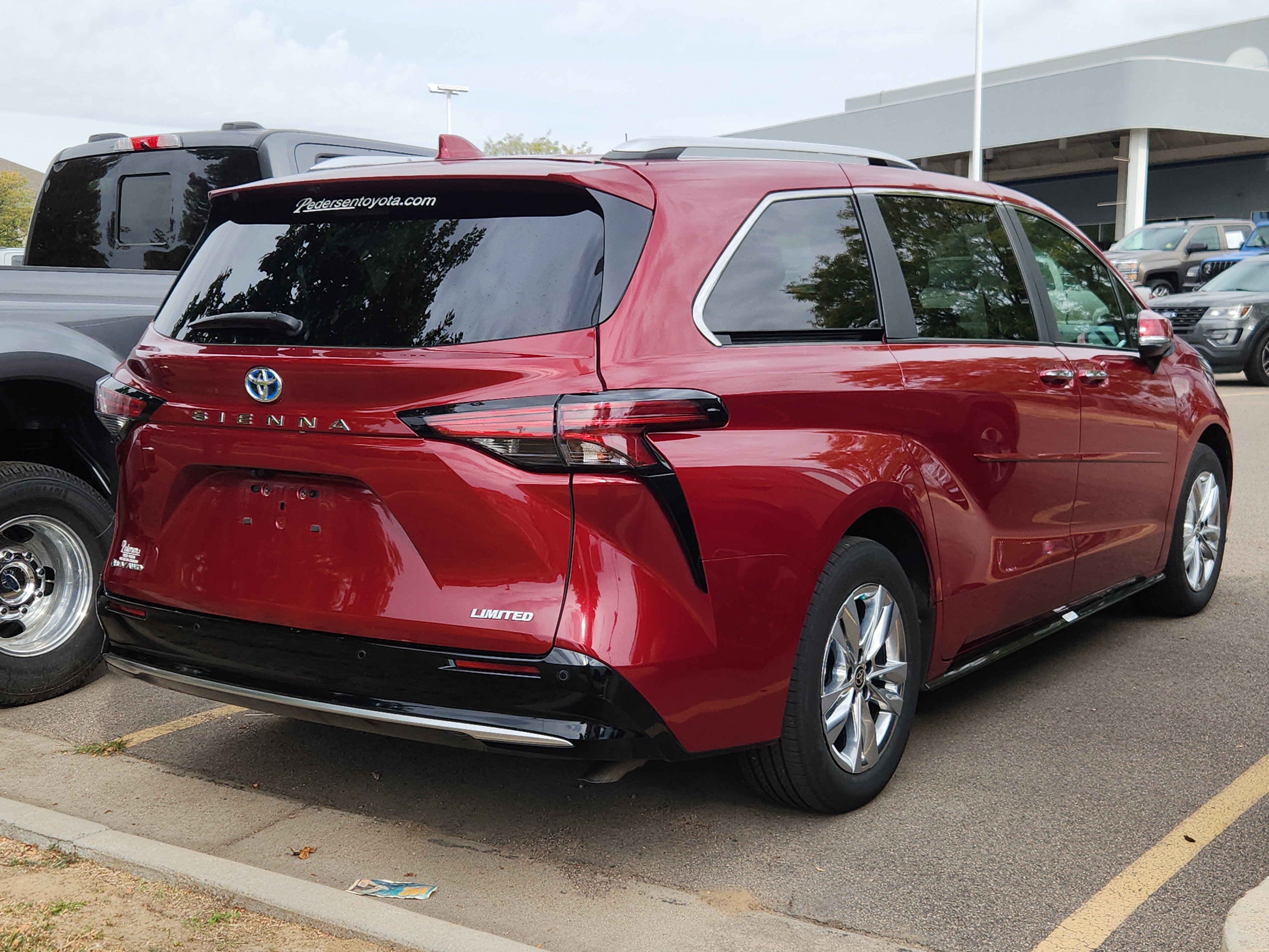Used 2025 Toyota Sienna Limited AWD/4WD image 5