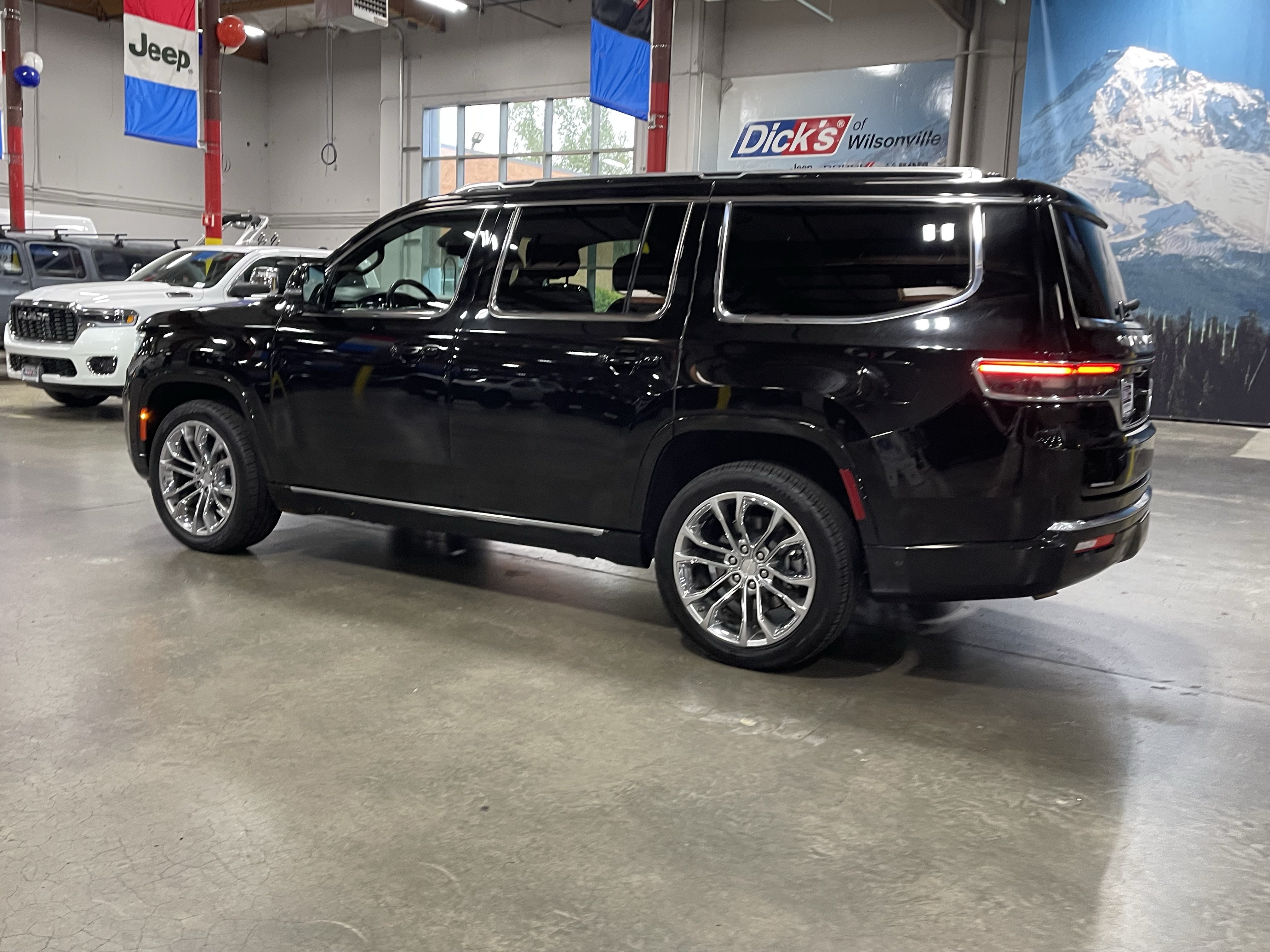 Used 2023 Jeep Grand Wagoneer Series II AWD/4WD image 3