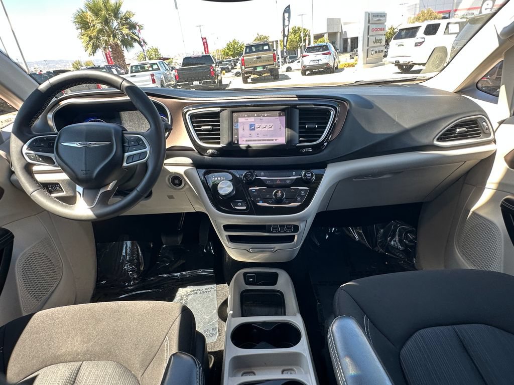 Certified 2024 Chrysler Voyager LX FWD image 22