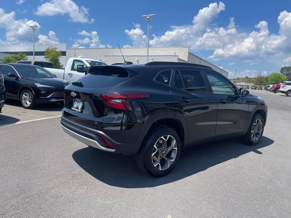 Used 2025 Chevrolet Trax LT FWD image 7