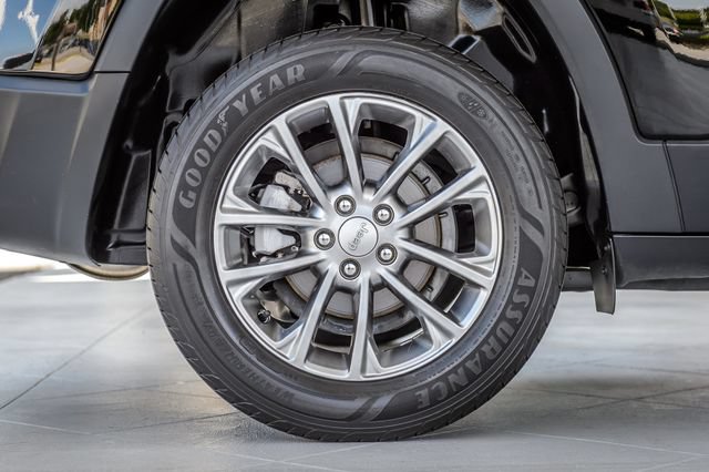 Used 2019 Jeep Cherokee Latitude Plus FWD image 14