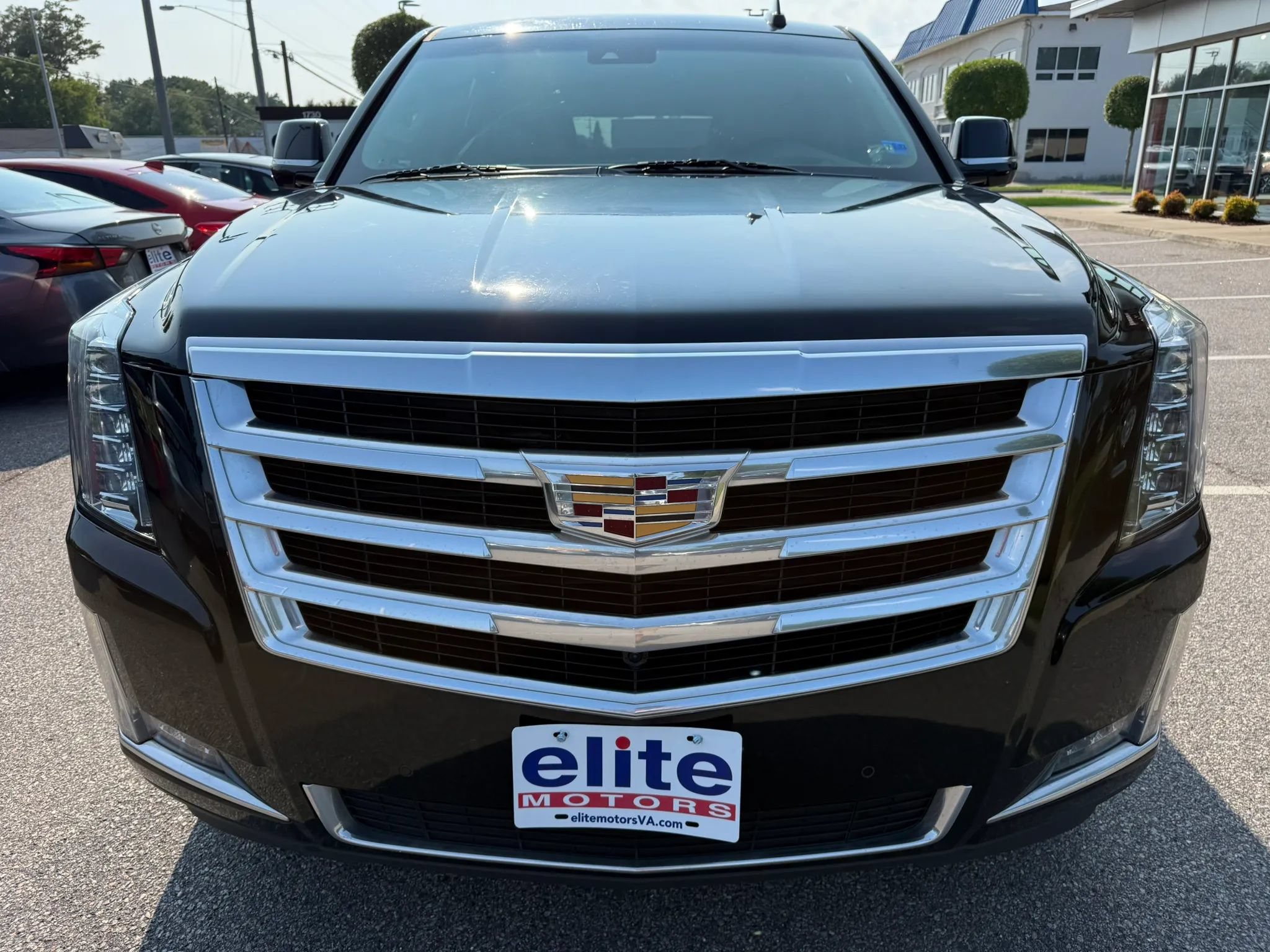 Used 2016 Cadillac Escalade Luxury AWD/4WD image 2