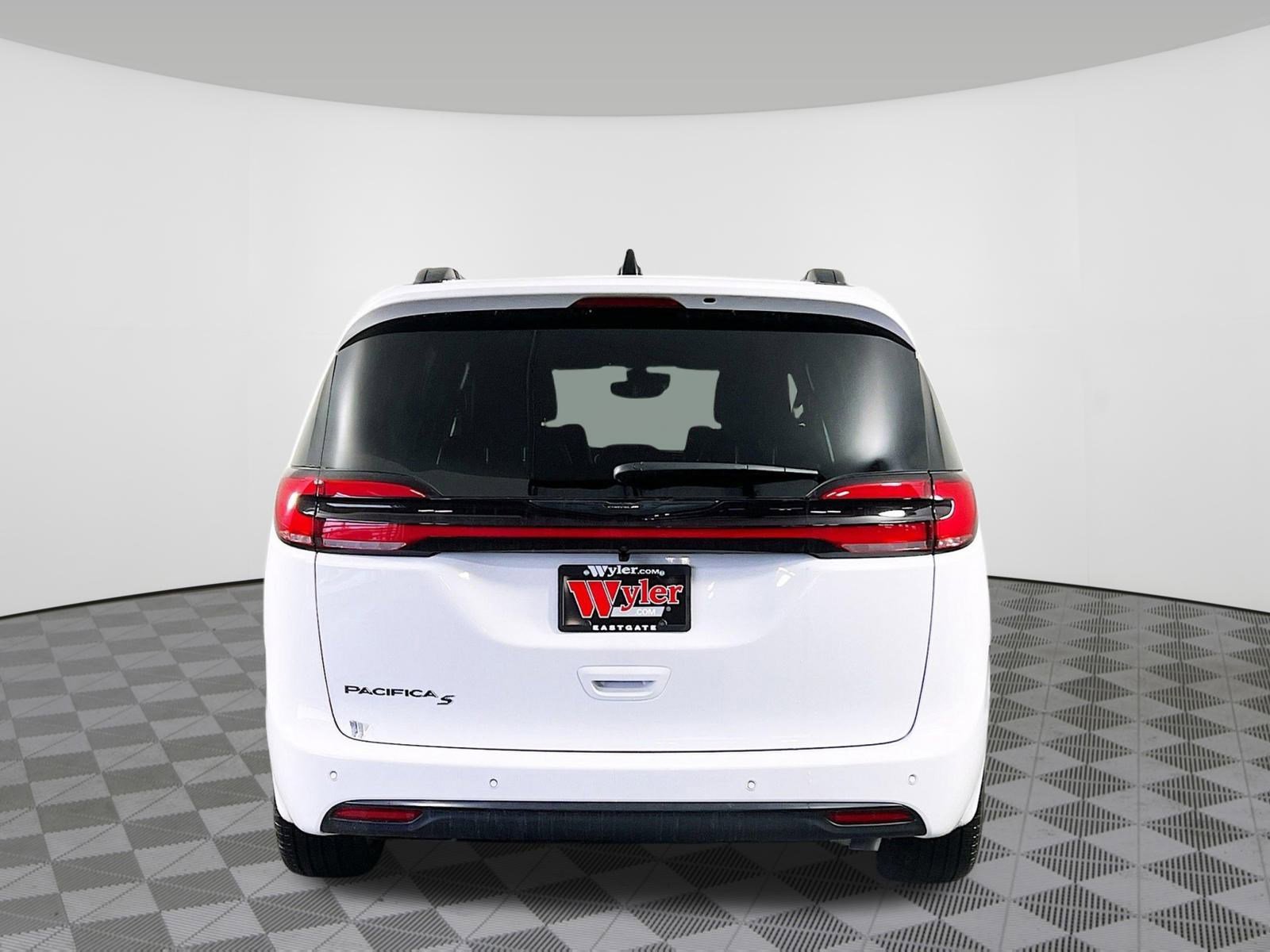 New 2026 Chrysler Pacifica Select FWD image 30